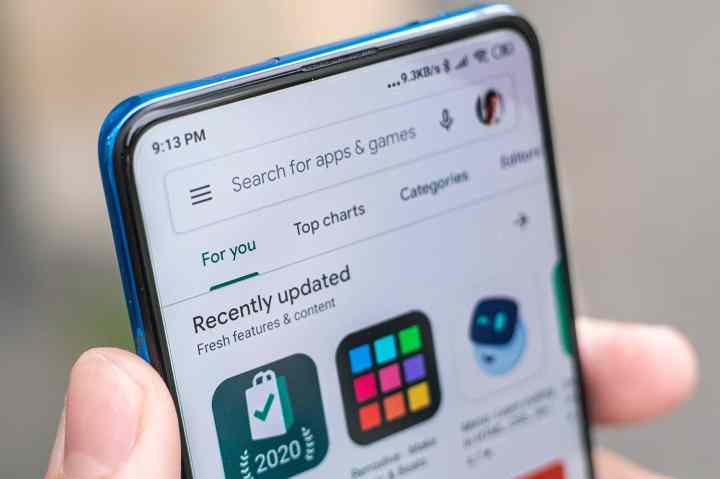Personne tenant un smartphone Samsung Galaxy affichant Google Play Store.