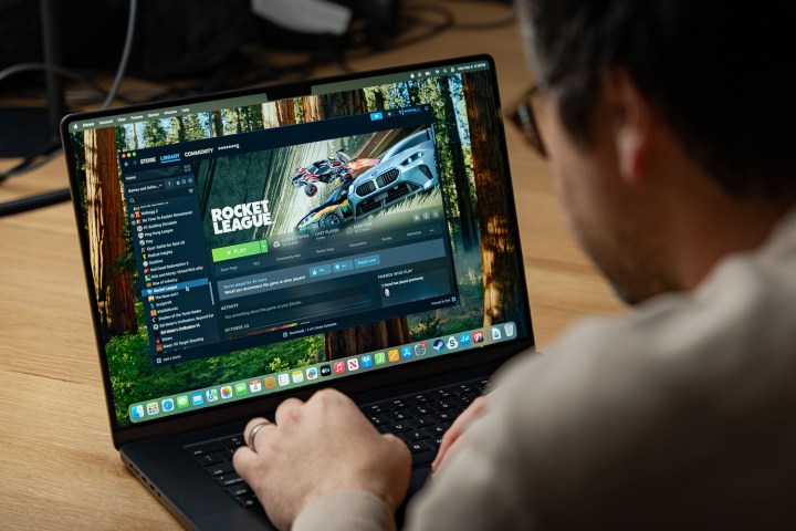 Une personne exécutant Steam sur le MacBook Pro M4. Rocket League est à l'écran