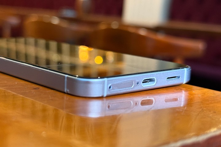 Port d'alimentation du Samsung Galaxy S25.