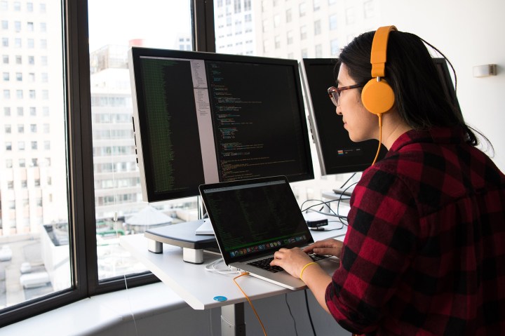 fille codant sur ordinateur