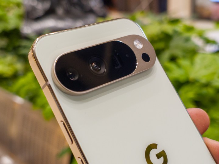 Gros plan de la caméra du Google Pixel 10 Pro XL en Jade