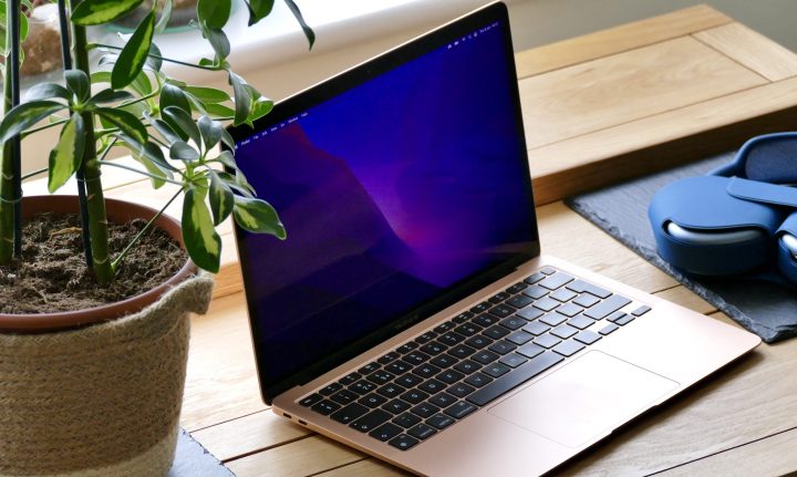 Apple MacBook Air M1 ouvert, sur une table.