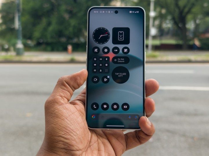 L'écran et l'écran d'accueil du Nothing Phone 3 en blanc