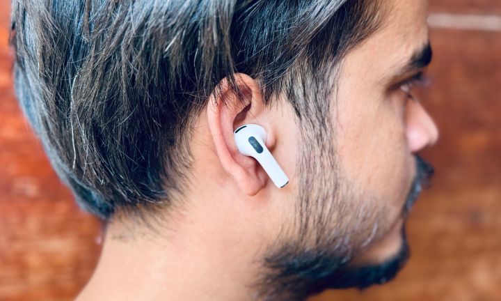 Personne portant des AirPods Pro 3.