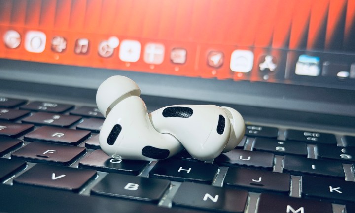AirPods Pro sur un MacBook Air.