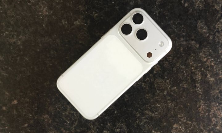 Coque arrière d'iPhone 17 Pro.