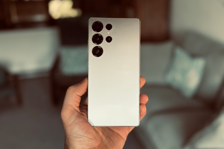 Une personne tenant le Samsung Galaxy S25 Ultra.