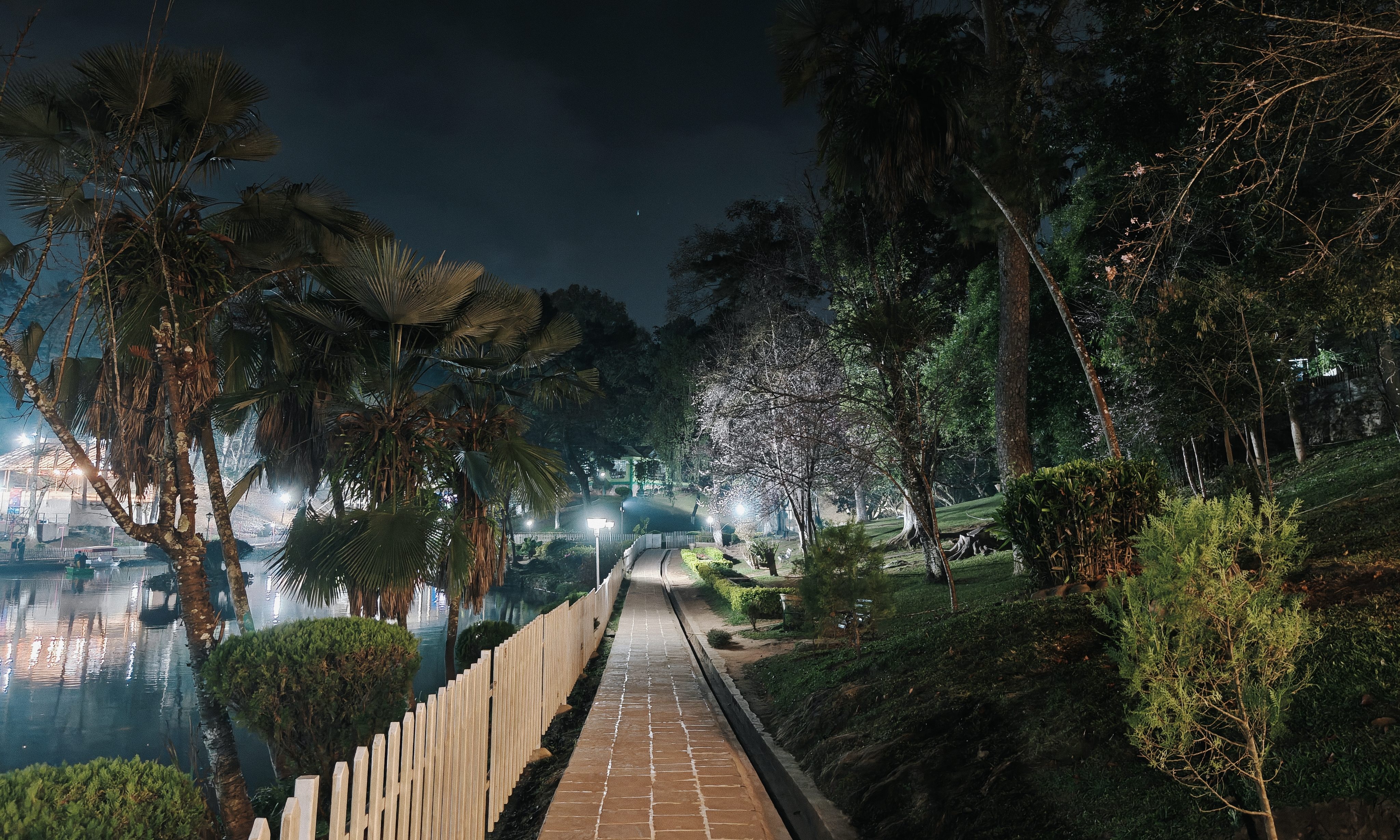 Parc de nuit cliqué par OnePlus 15.