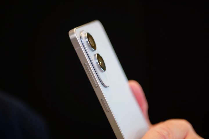 Une personne tenant le Samsung Galaxy S25 Edge.