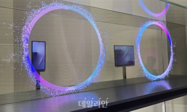 Le téléphone à trois volets Samsung dévoilé au K-Tech Showcase.