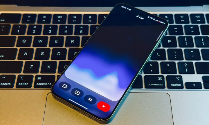 Gemini Live sur un téléphone posé sur un clavier.