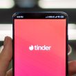 La dernière fonctionnalité d'IA de Tinder veut jeter un coup d'œil à votre pellicule pour vous aider à trouver de meilleures correspondances