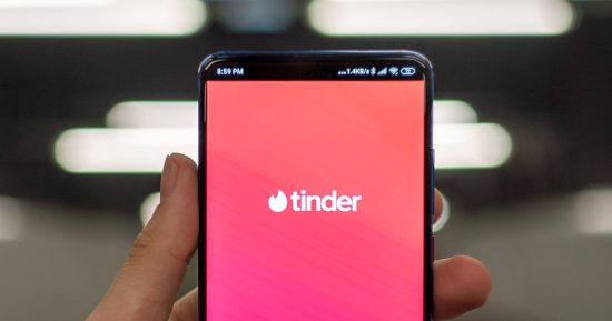 La dernière fonctionnalité d'IA de Tinder veut jeter un coup d'œil à votre pellicule pour vous aider à trouver de meilleures correspondances