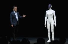 Les ingénieurs prennent des mesures drastiques pour prouver que le robot humanoïde est réel