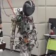 Robot humanoïde démonté pour exposer son cadre interne de haute technologie