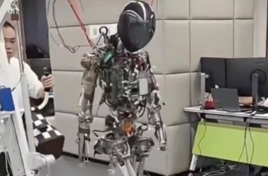Robot humanoïde démonté pour exposer son cadre interne de haute technologie