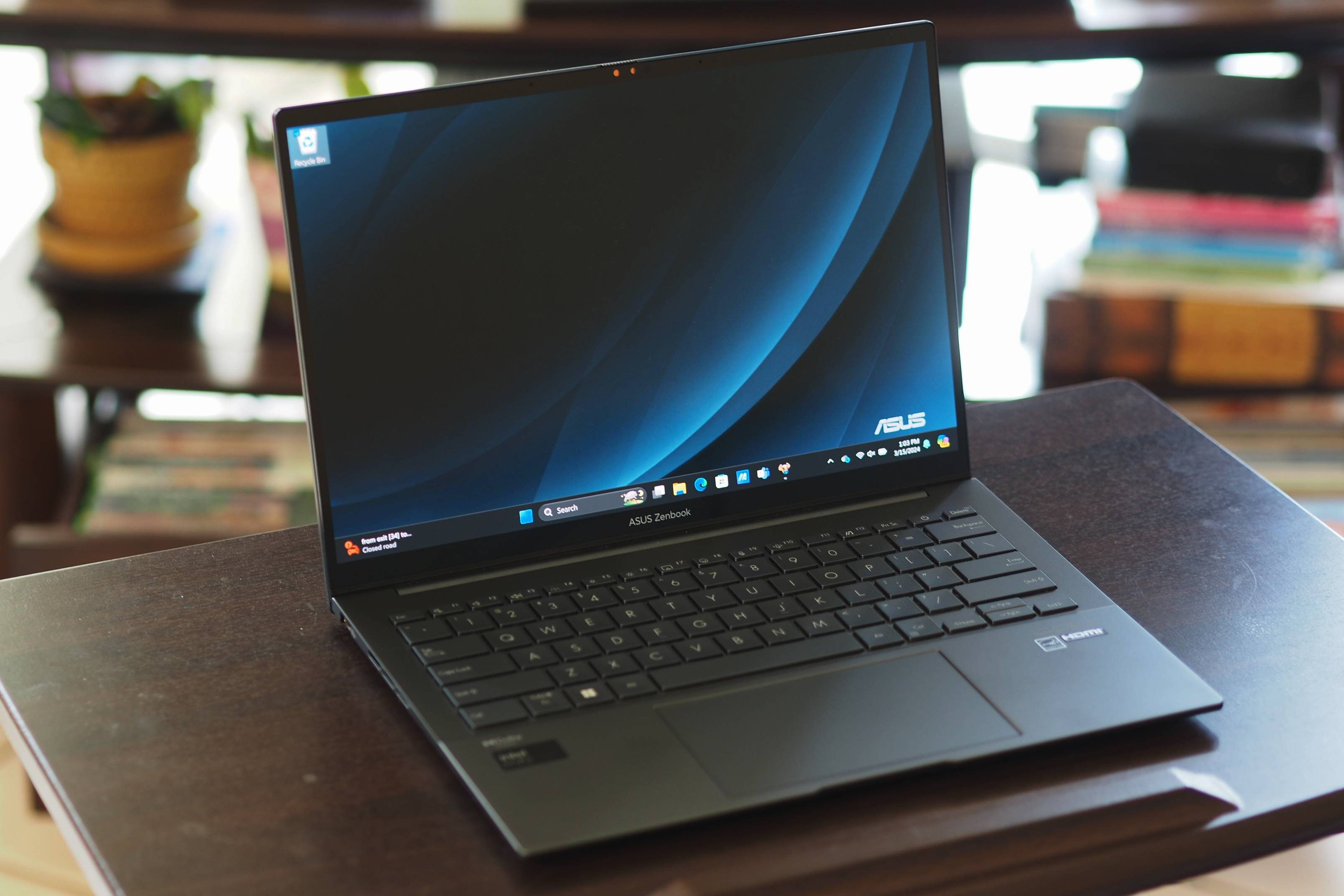 Le Zenbook 14Q ouvert sur une table.