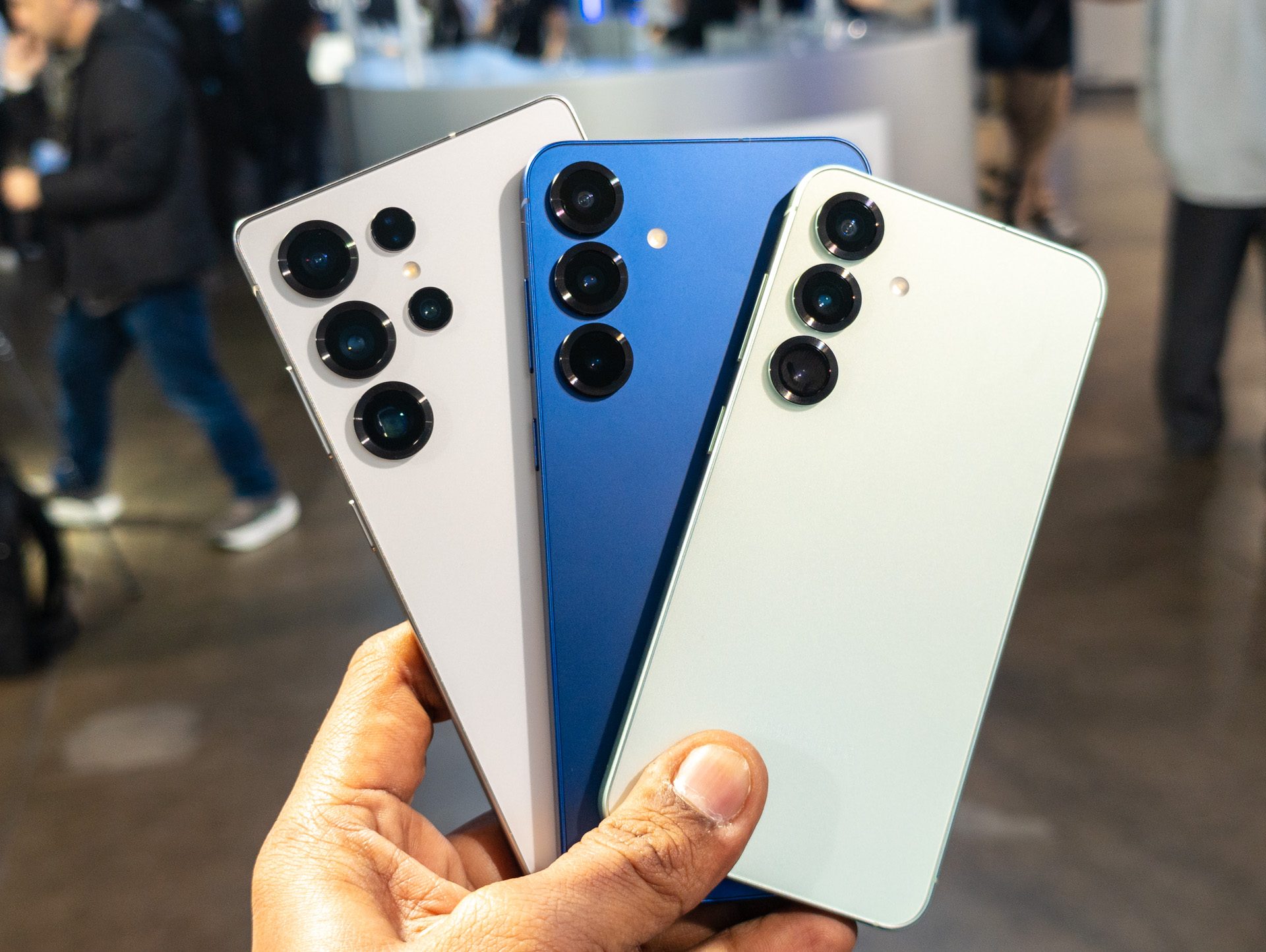 La série Samsung Galaxy S25 dans la main d'une seule personne.