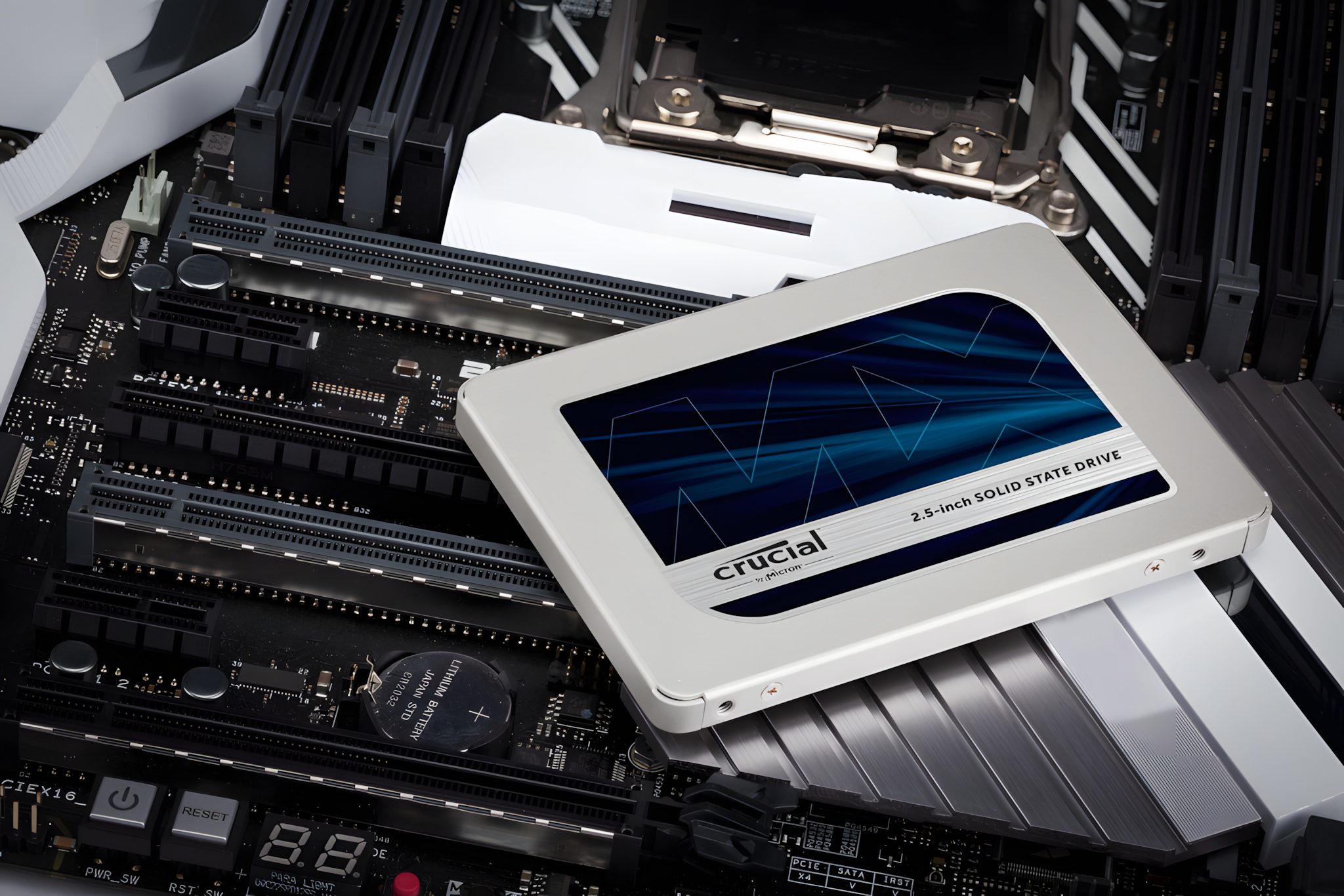 Le SSD Crucial MX500 posé sur une carte mère.