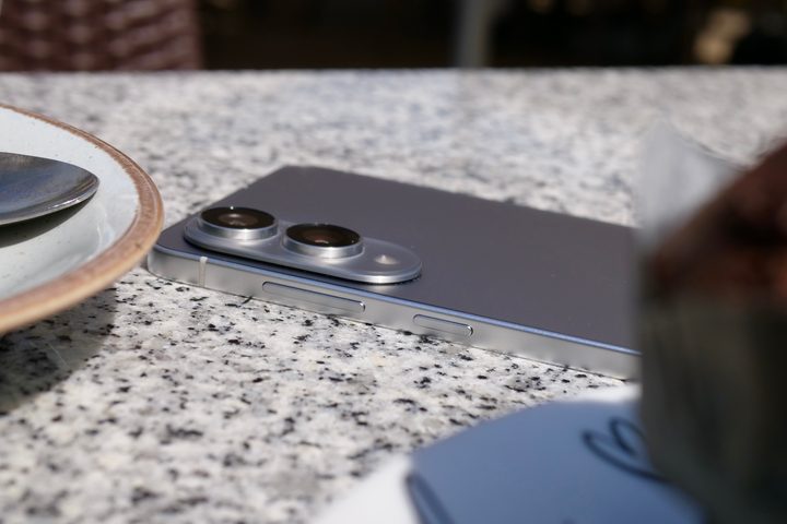 Galaxy S25 Edge sur une table