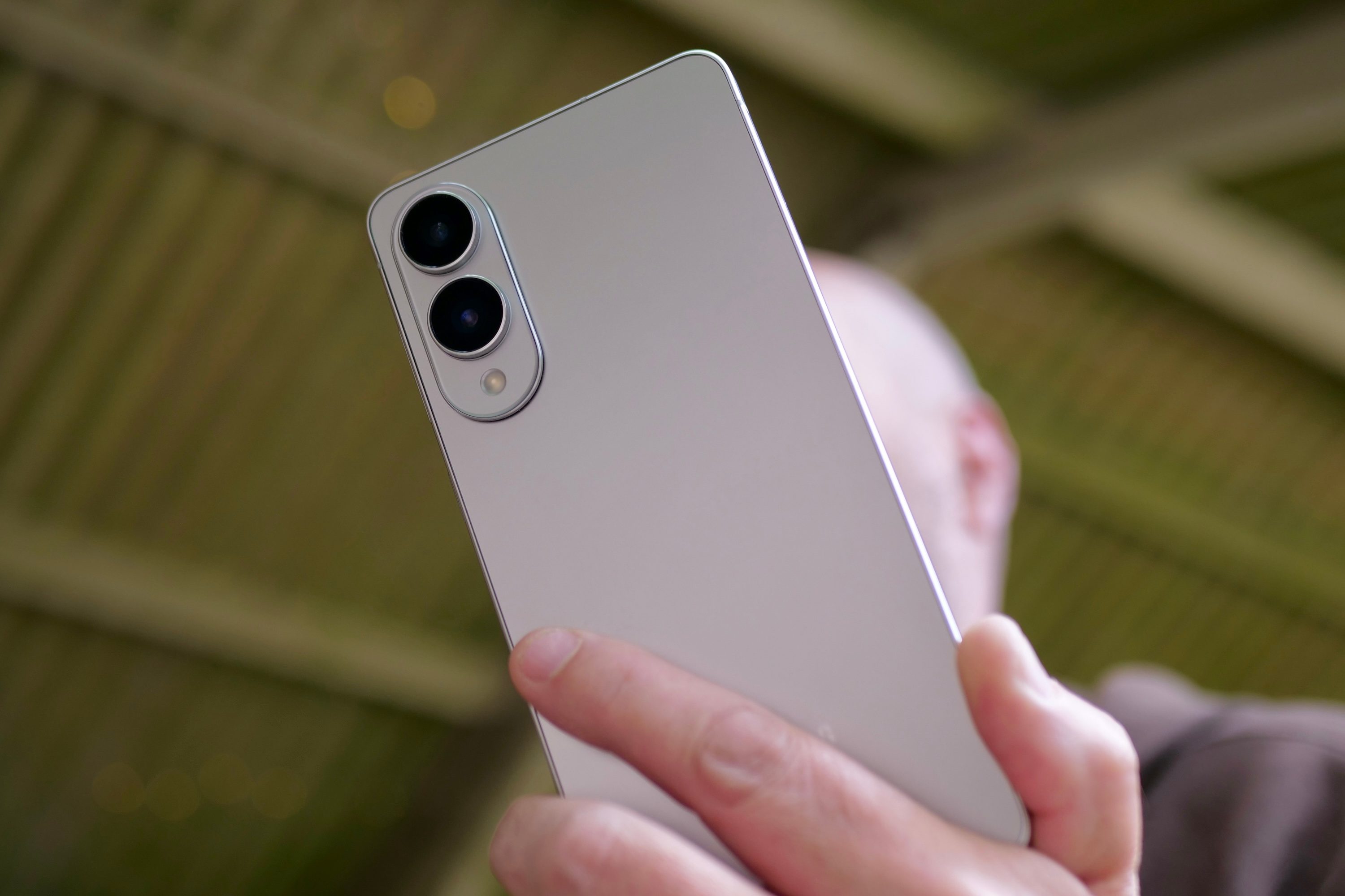 Personne tenant le Galaxy S25 Edge.