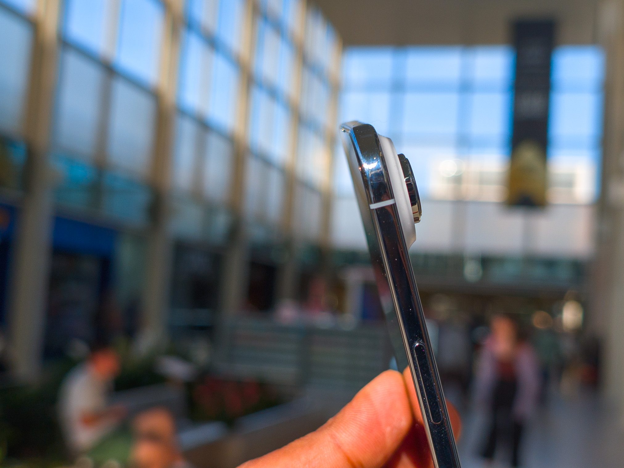 Profil latéral Apple iPhone Air Light Blue