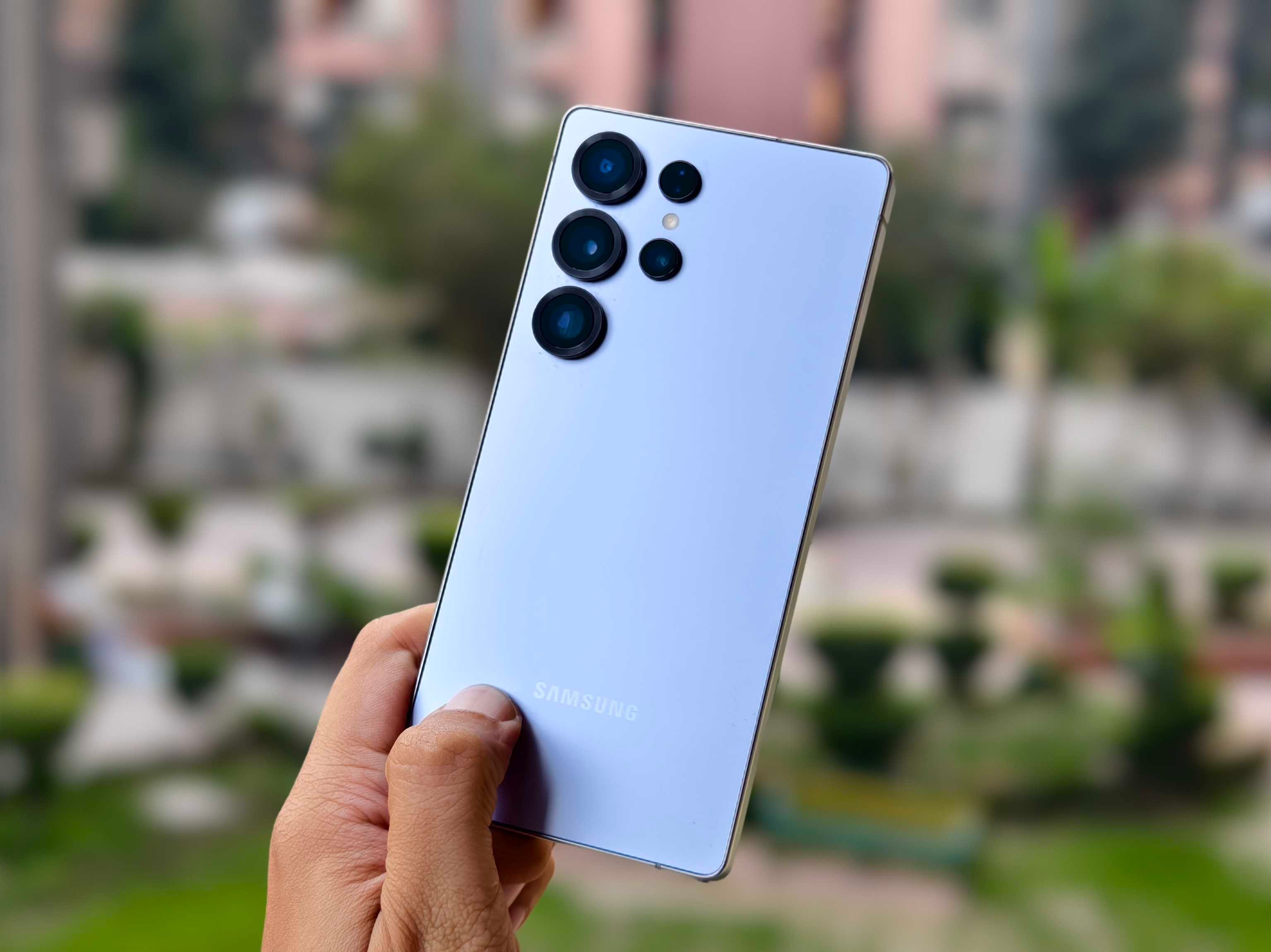 Prakhar Khanna tenant le Samsung Galaxy S25 Ultra.