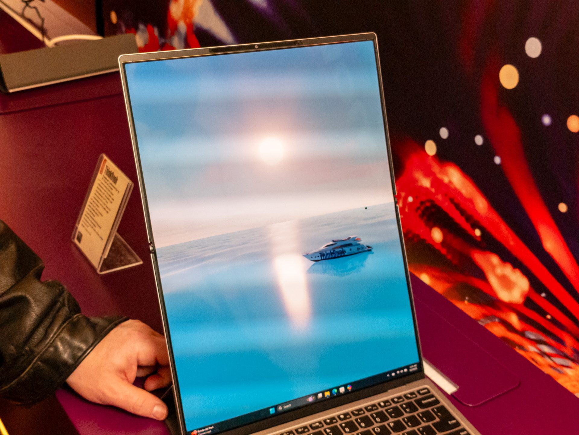 L'écran étendu de 18 pouces sur le concept Lenovo ThinkPad