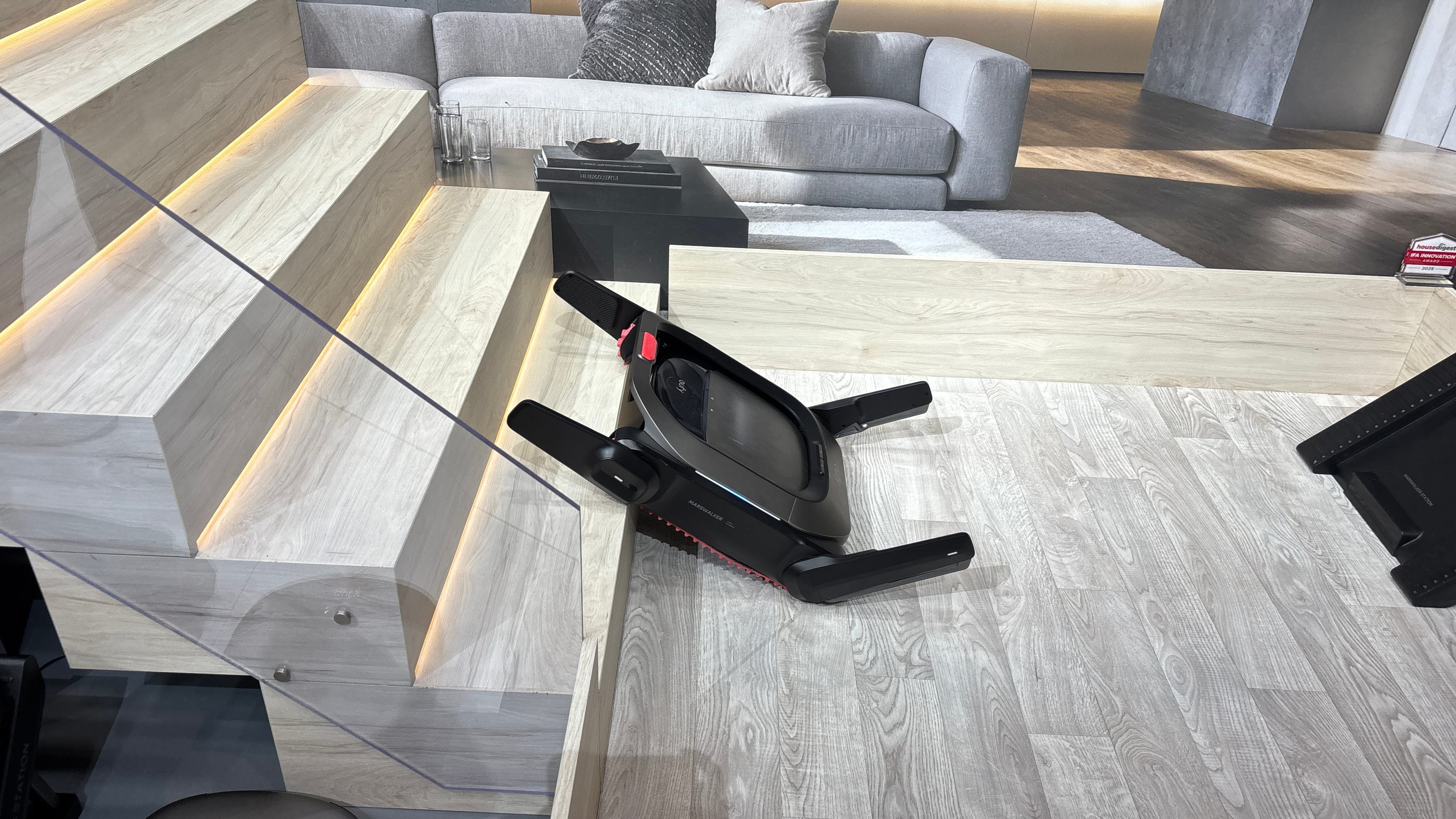 Eufy MarsWalker commence à monter les escaliers