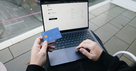 Votre chatbot IA veut que vous sauviez la planète… en achetant plus de choses