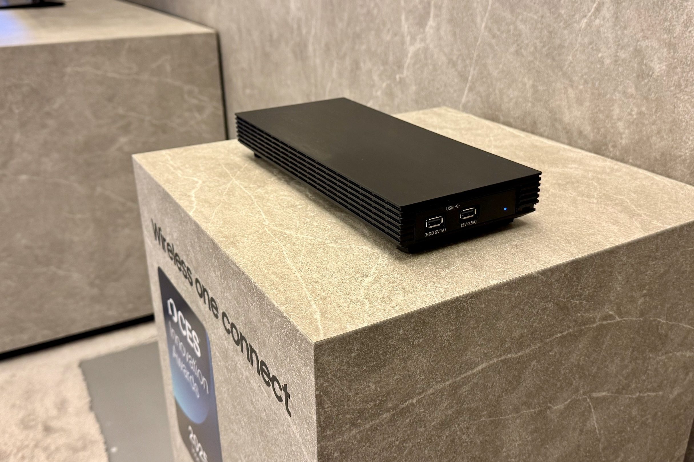 Le Samsung Wireless One Connect Box exposé au CES 2025 à Las Vegas.