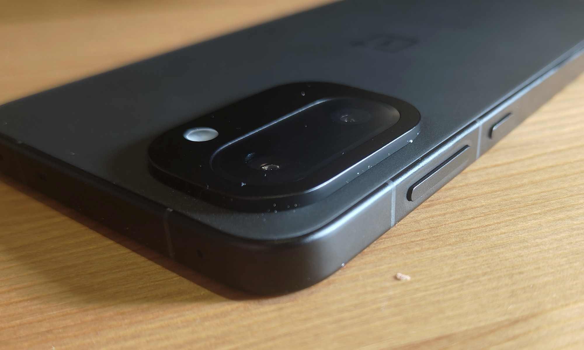 La bosse de l'appareil photo, la bascule du volume et le bouton d'alimentation du OnePlus 15R.