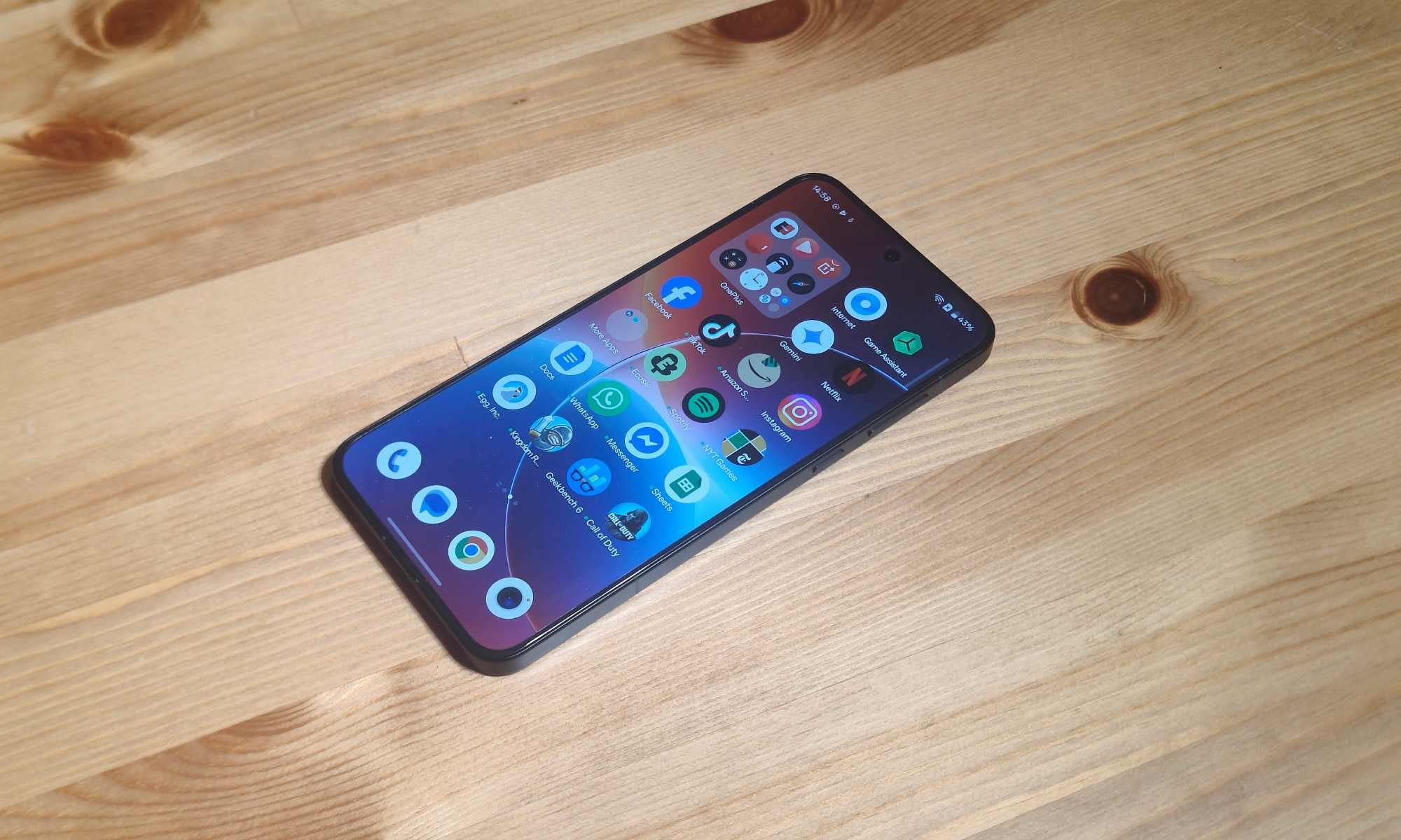 Le menu App Drawer du OnePlus 15R, alors qu’il est à plat sur une table en bois.