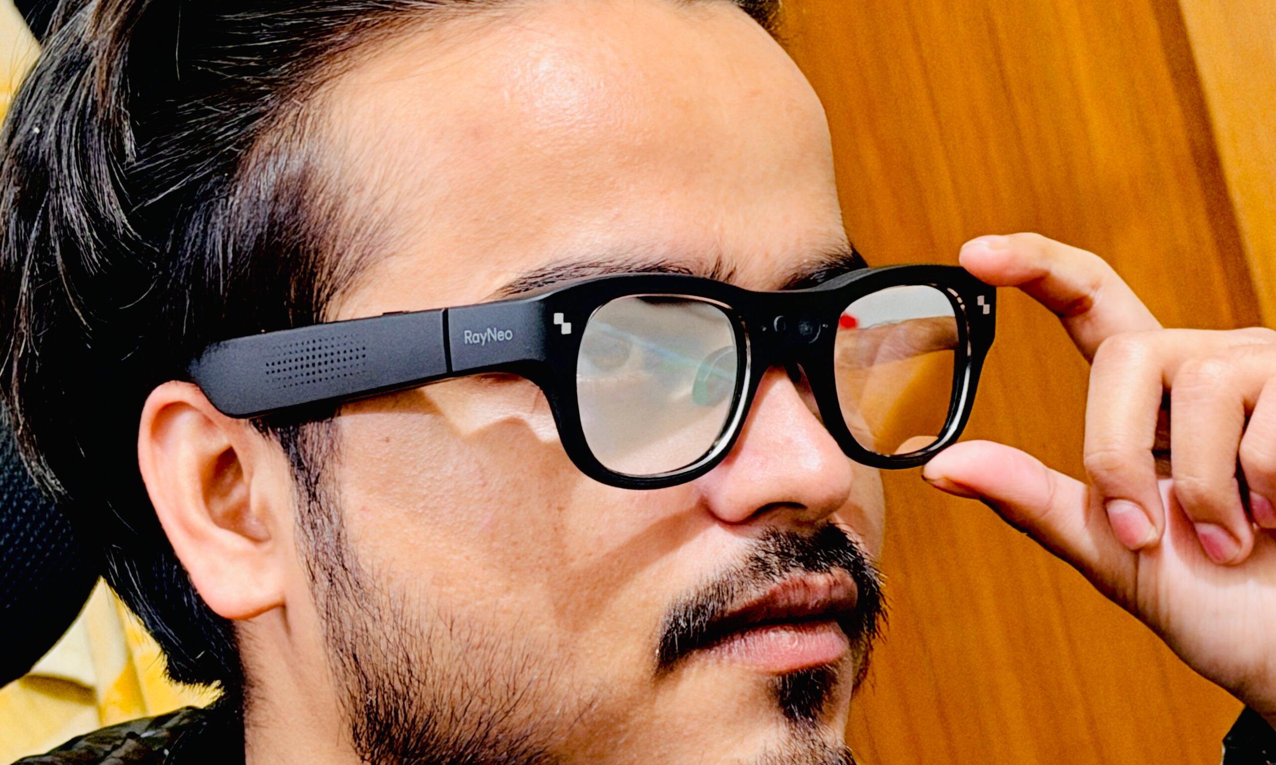 Profil latéral d'une personne portant le RayNeo X3 Pro.