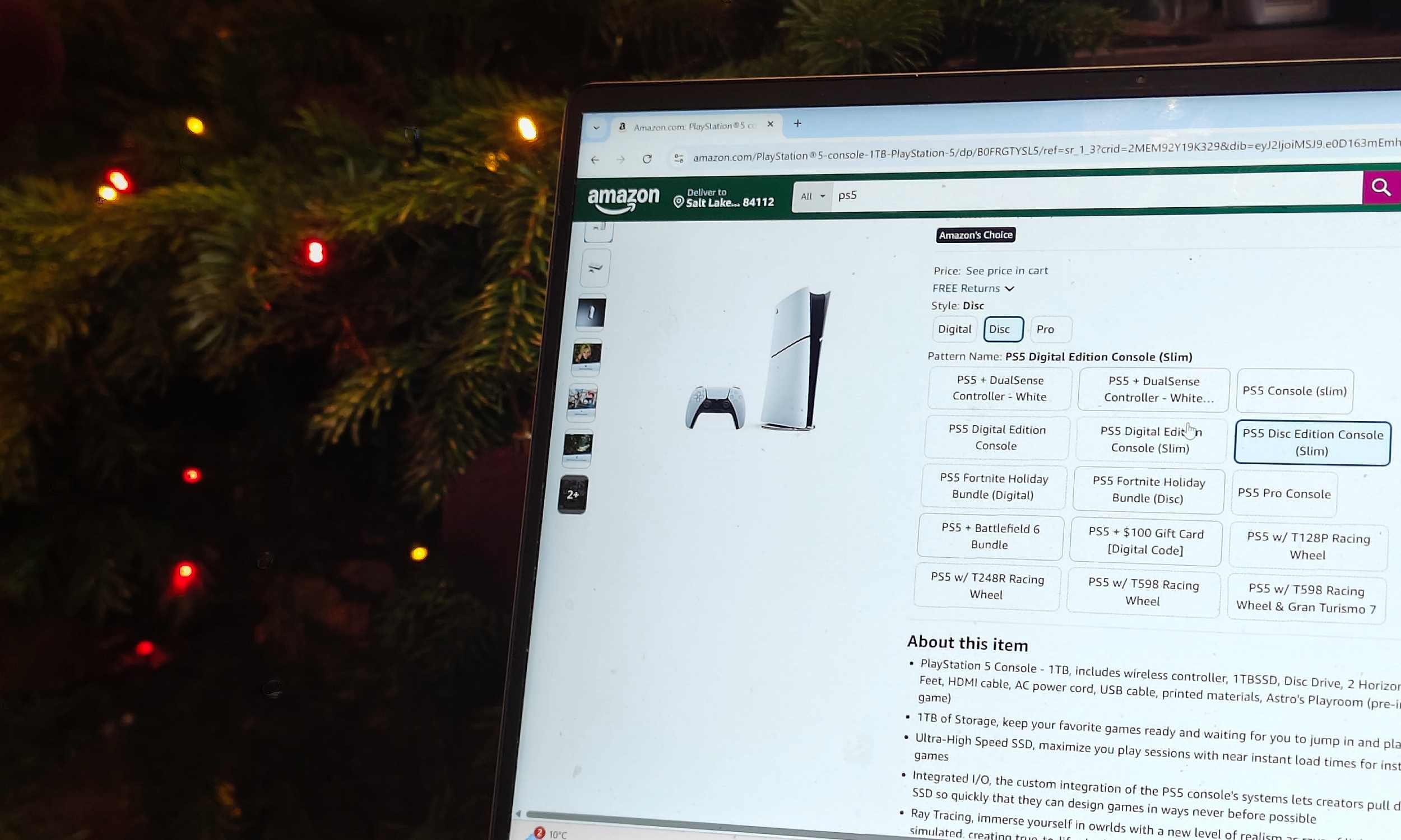 Une liste Amazon pour la PS5, sur un ordinateur portable devant un sapin de Noël.