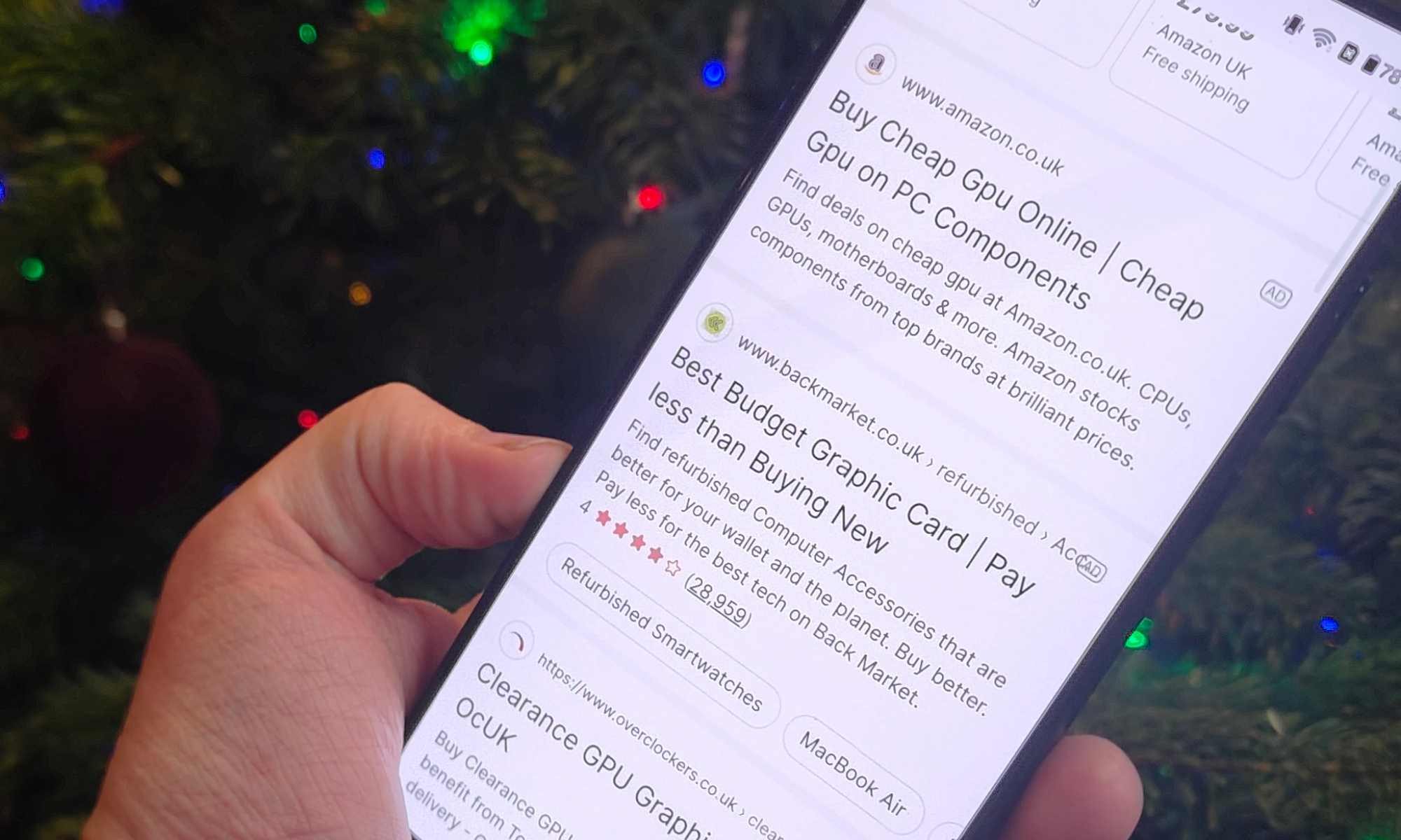 Un téléphone Android affichant une recherche sur Ecosia de « GPU bon marché ».