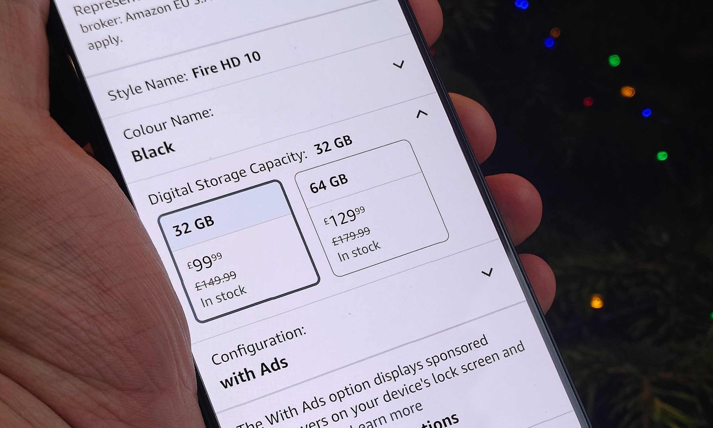 Un téléphone Android présentant deux variantes de la Fire Tab 10 sur l'application Amazon.