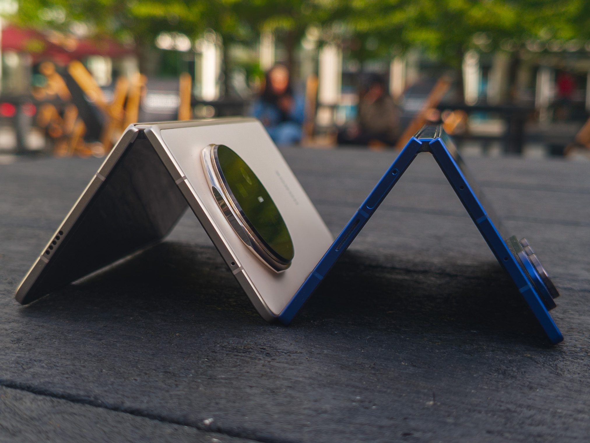 Galaxy Z Fold 7 Bleu et Honor Magic V5 Blanc Ivoire épaisseur, charnière et design