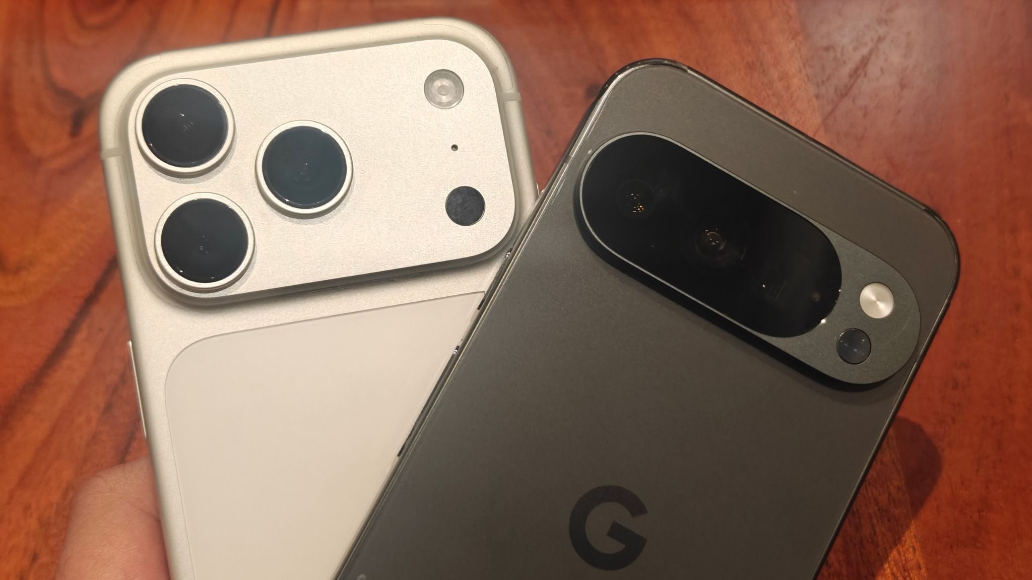 iPhone 17 Pro et Google Pixel 10 Pro.