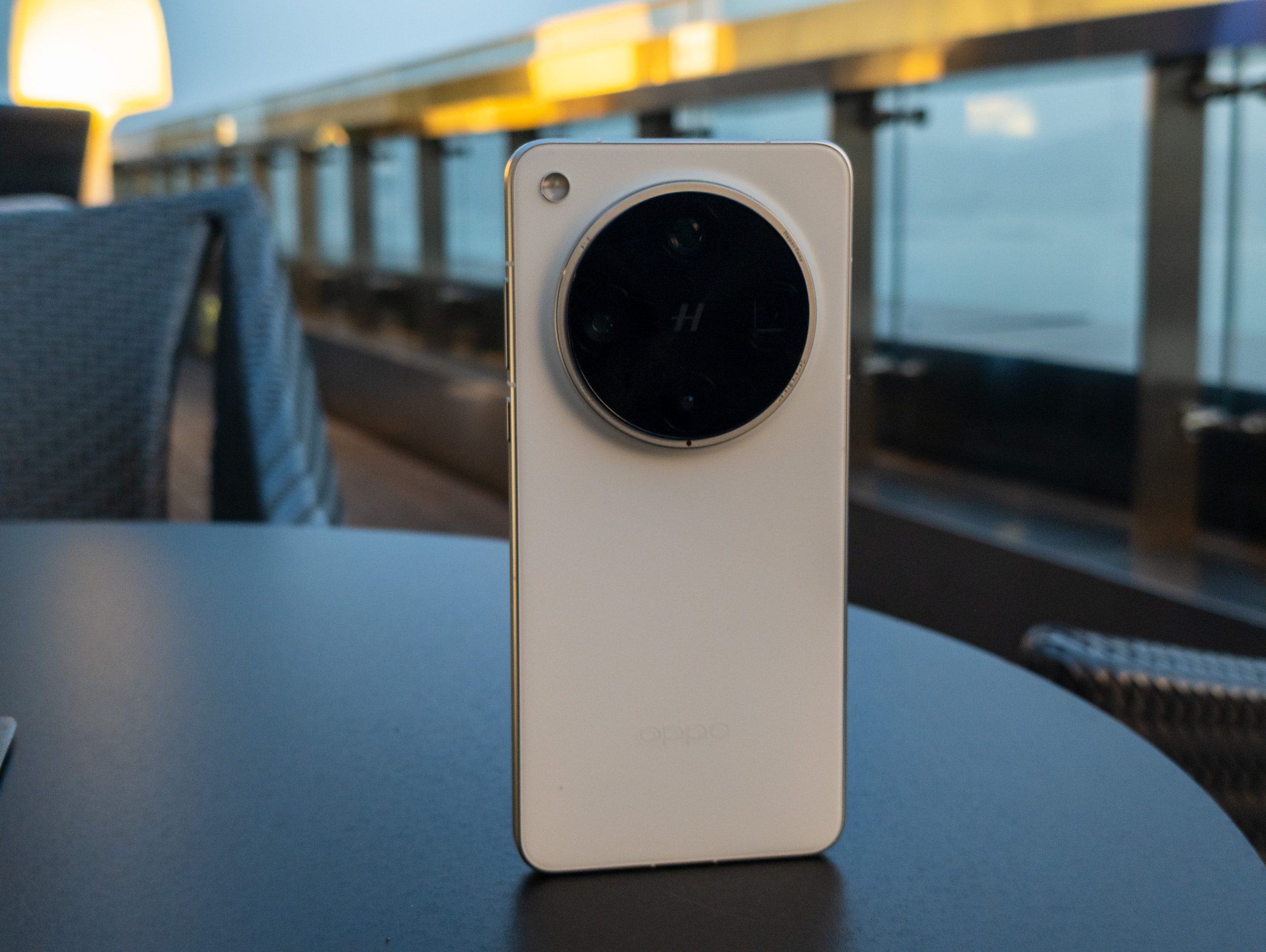 L'arrière de l'Oppo Find X8 Ultra en blanc