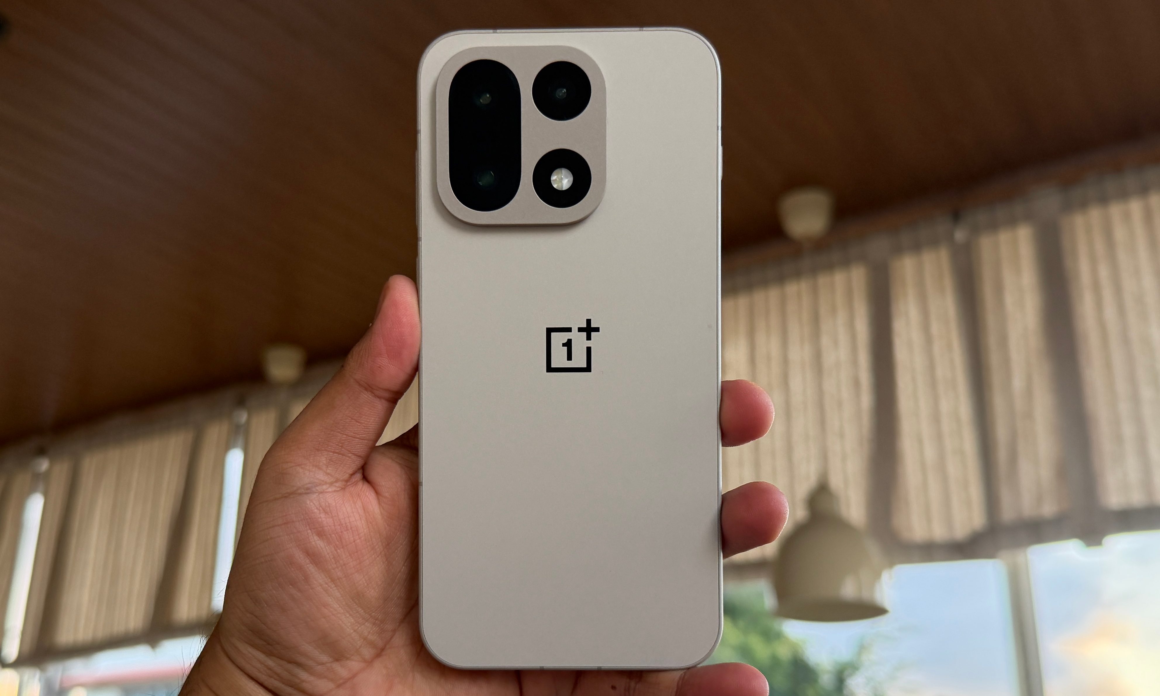 Coque arrière du OnePlus 15.
