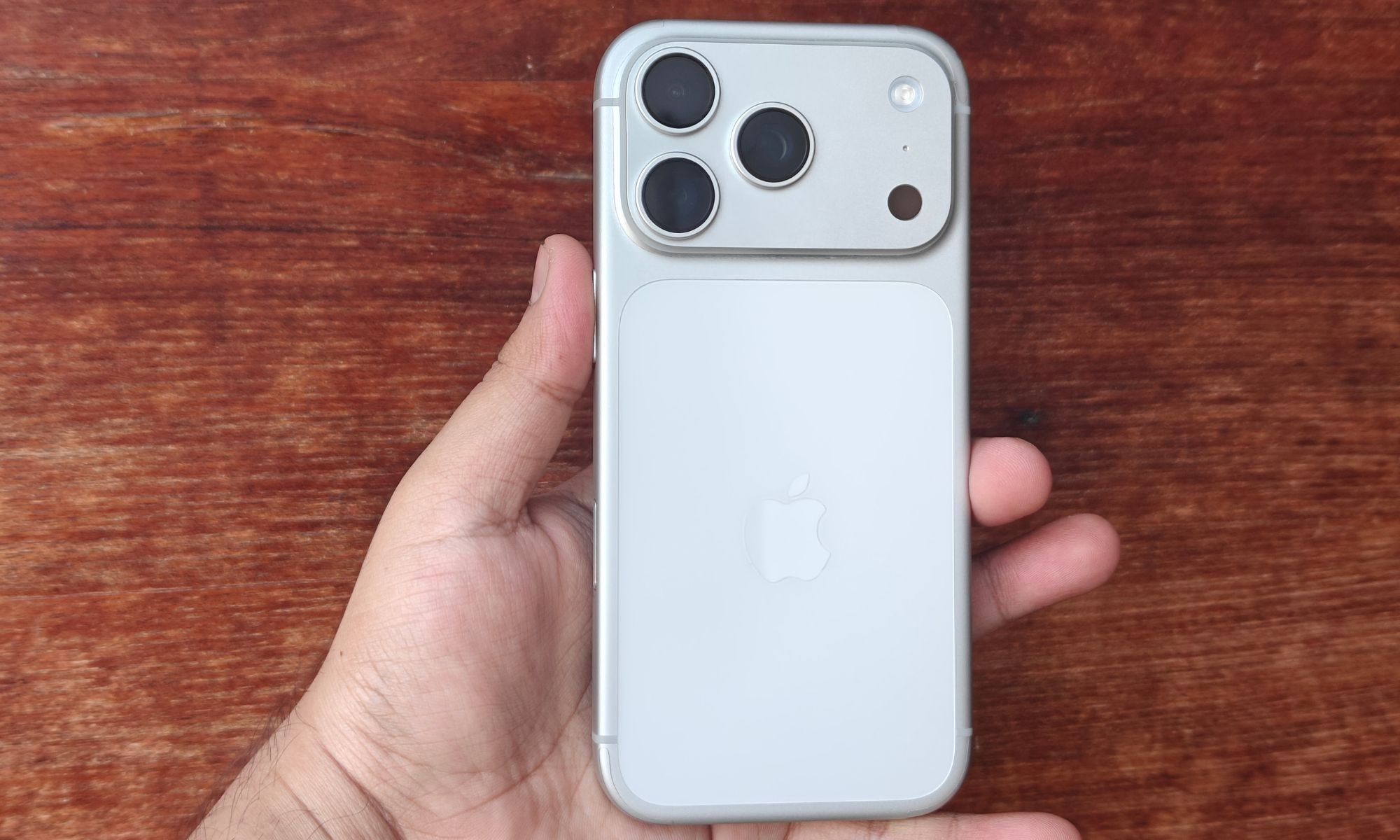 Main tenant l’iPhone 17 Pro.