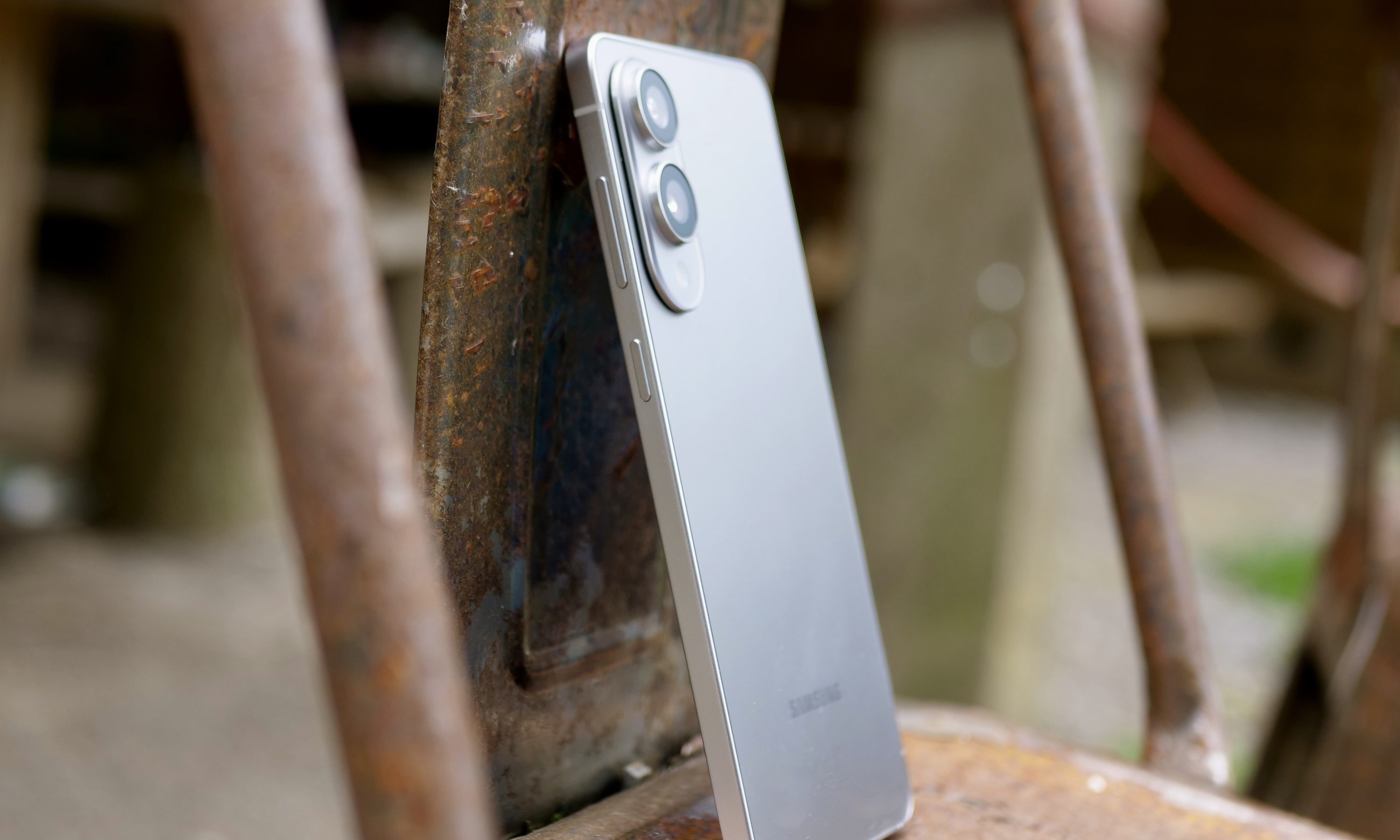 Le côté du Samsung Galaxy S25 Edge.