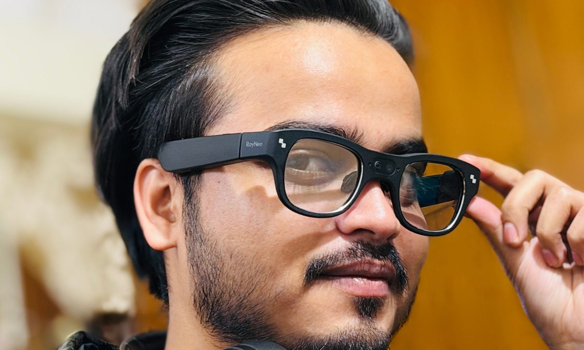 Personne portant des lunettes intelligentes RayNeo X3 Pro.