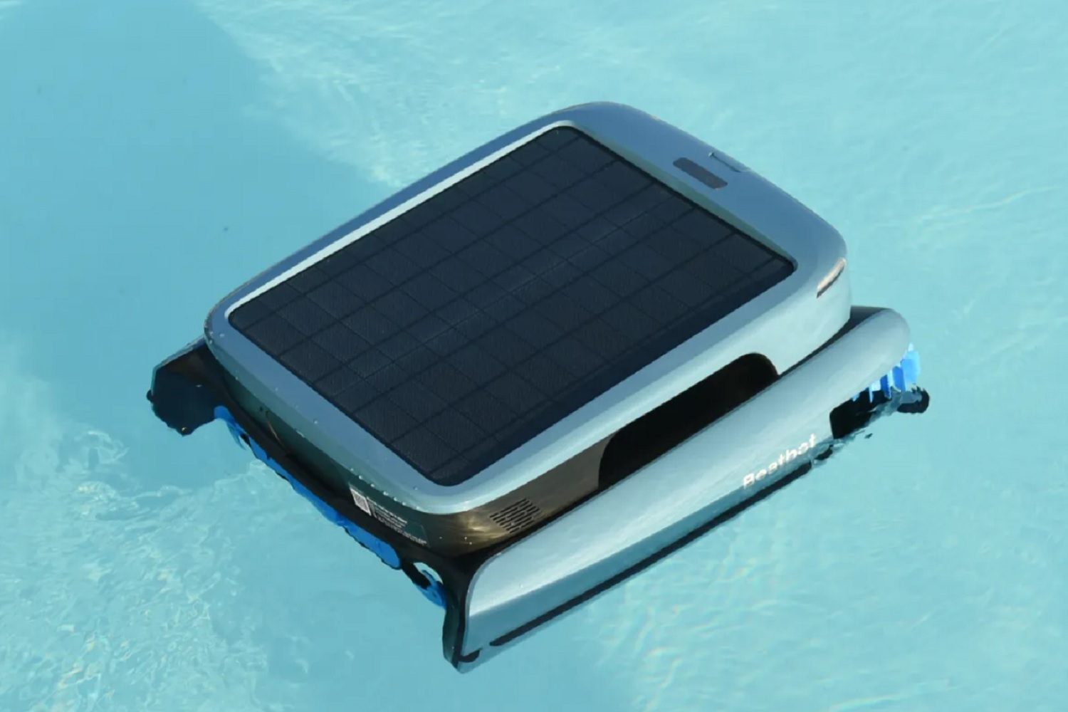 Le Beatbot iSkim Ultra dans la piscine.