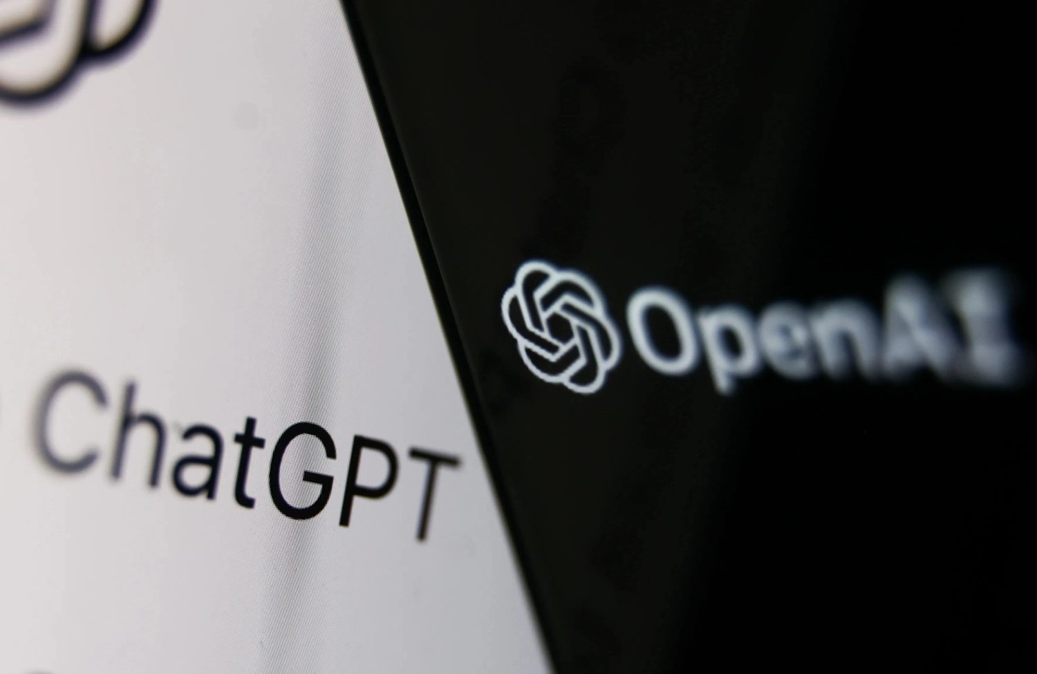 Le nom ChatGPT à côté d'un logo OpenAI sur fond noir et blanc.