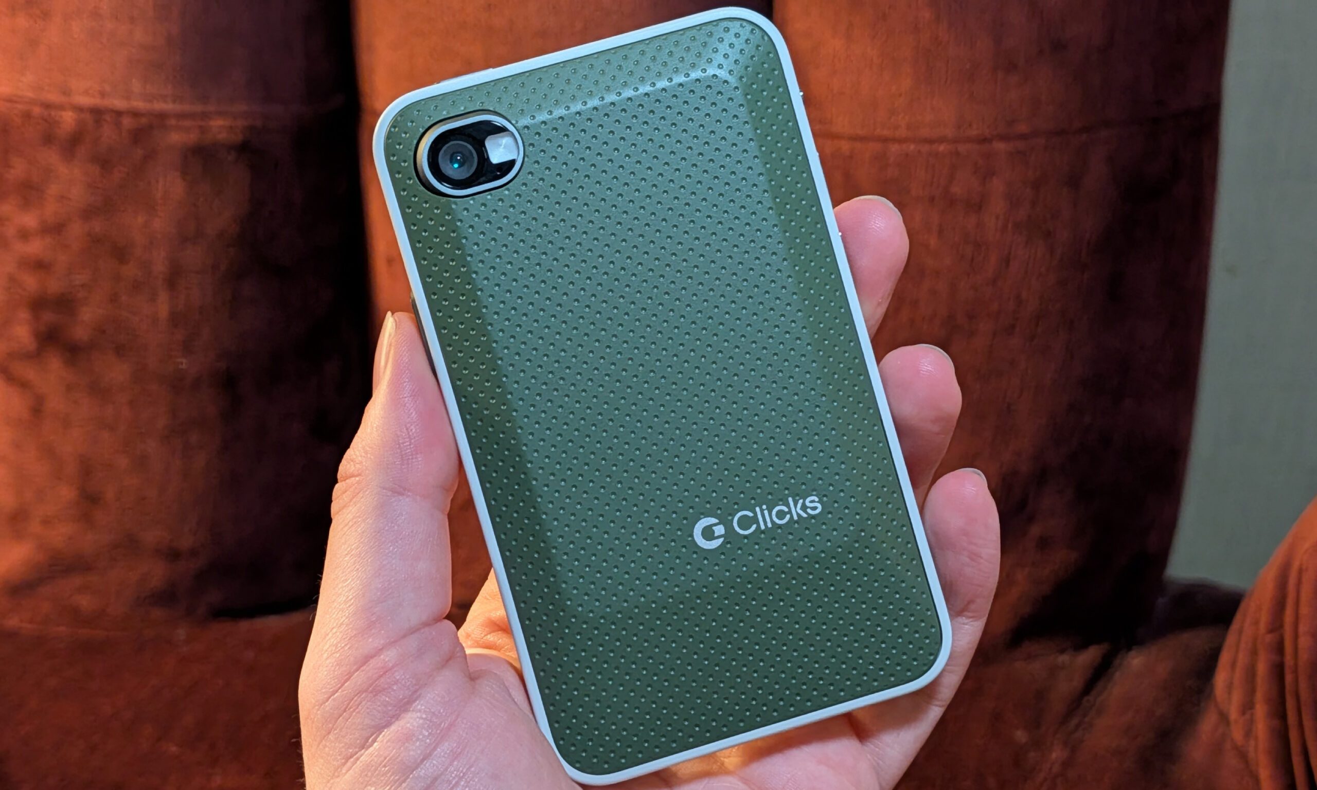 Clicks Communicator arrière en main