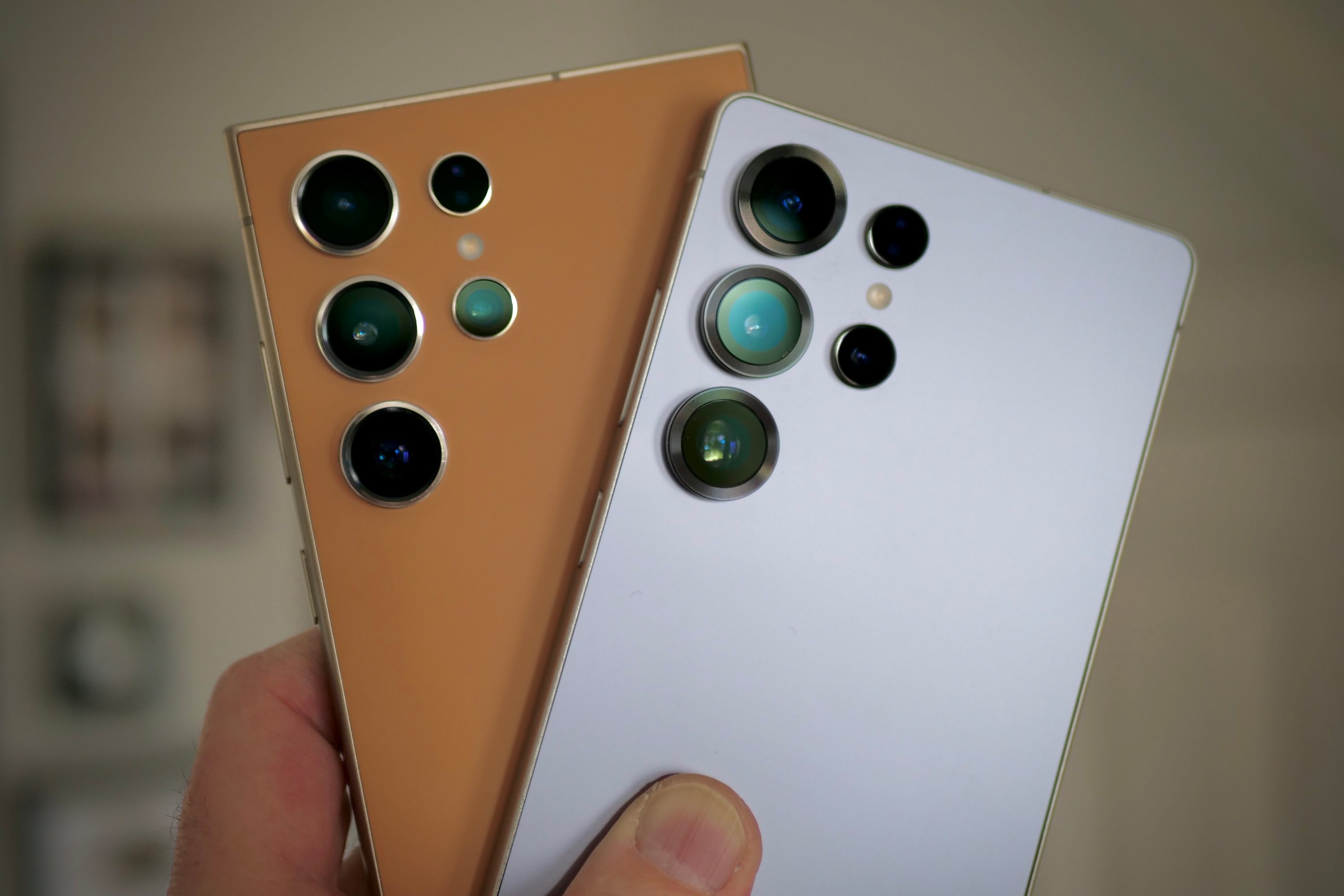 Les appareils photo du Samsung Galaxy S24 Ultra et du Galaxy S25 Ultra.