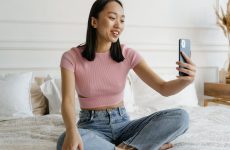 Ce nouveau téléphone place un mini écran à côté de l'appareil photo pour vos selfies