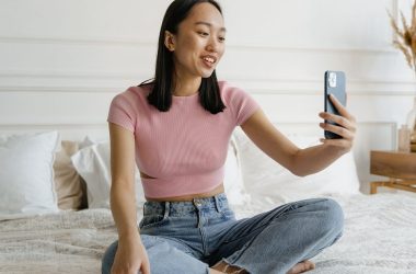 Ce nouveau téléphone place un mini écran à côté de l'appareil photo pour vos selfies